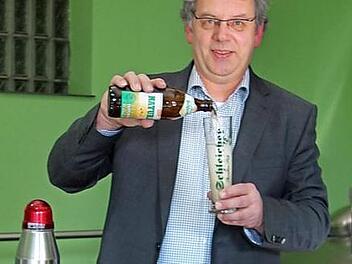 Oskar Dollinger mitten in seiner Wirkungsstätte, der Brauerei in Kaltenbrunn Foto: Doris Weidner