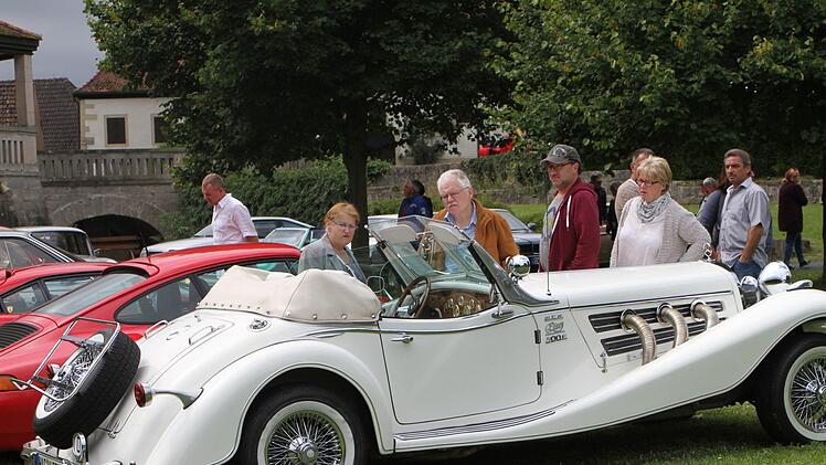 Armin Knauer aus Sand (rechts) kann beobachten, wie sein Oldtimer bestaunt wird.