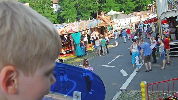 Ein Vergnügen ist die Kirchweih auch für Kinder und Jugendliche: Die Kleineren bekommen beispielsweise im Fantasy Fly einen Blick auf das Geschehen von oben (wie unser Bild von 2013 zeigt) und die Älteren im "Rocket" in bis zu 25 Meter Höhe.  Foto: Bernhard Panzer (Archiv)