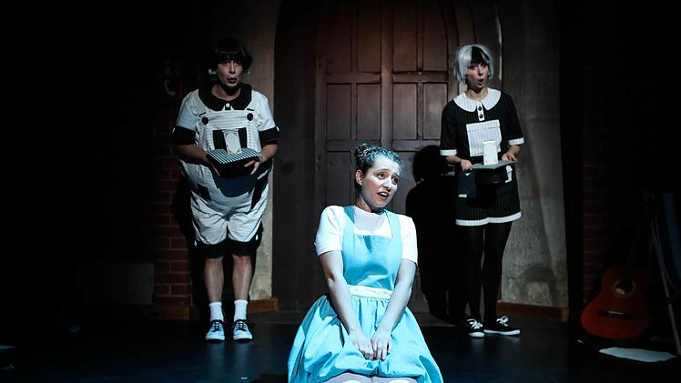 Szene aus dem Songzyklus "Wunderland" von Anno Schreier in der coburger ReithalleFoto: Henning Rosenbusch