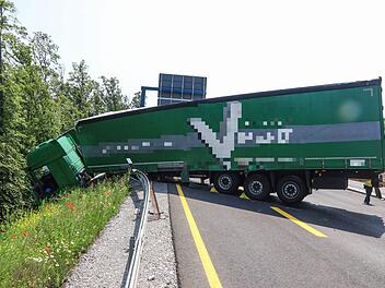 Auf der A3 kam es zu einem schweren Verkehrsunfall, bei dem ein Lkw die Mittelleitplanke durchbrochen hat. Foto: Merzbach/News5