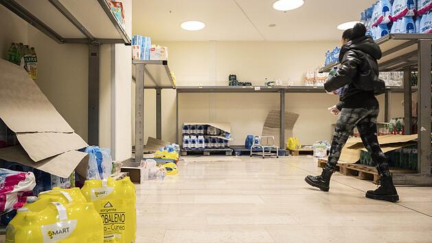 Werden Situationen wie in Italien bald auch in Deutschland eintreten? Nach dem Ausbruch des Coronavirus in Italien folgten Hamsterk&auml;ufe. Vor allem Nudeln und Wasser waren vielerorts ausverkauft. Foto: Valeria Ferraro/SOPA Images via ZUMA Wire/dpa