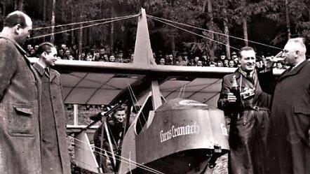 1953 taufte Bürgermeister Konrad Popp (rechts) das erste Segelflugzeug des Kreises Kronach auf den Namen "Lucas Cranach".