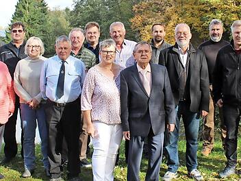 Elmar Dümlein (Bildmitte neben seiner Frau Vera) feierte mit zahlreichen Vereinsvertretern und Abordnungen seinen 75. Geburtstag.
