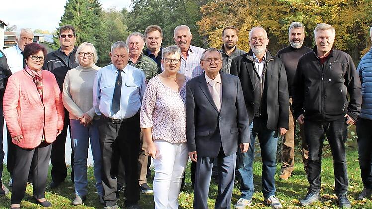 Elmar Dümlein (Bildmitte neben seiner Frau Vera) feierte mit zahlreichen Vereinsvertretern und Abordnungen seinen 75. Geburtstag.