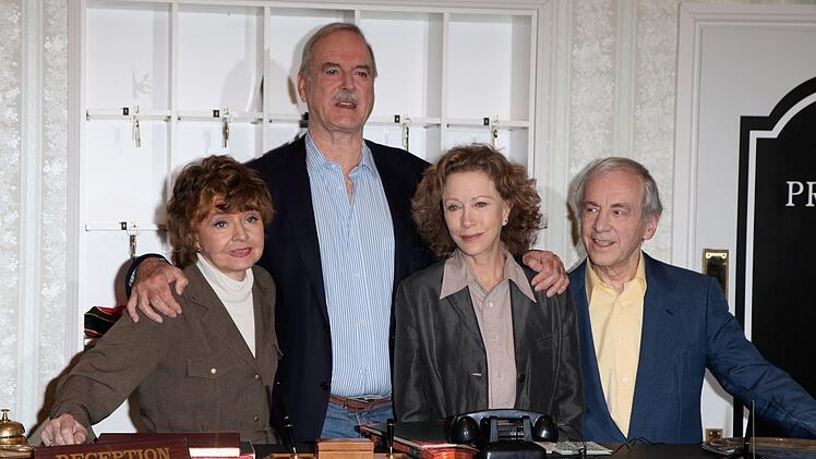 2009 feierten die "Fawlty Towers"-Stars - von links: Prunella Scales  John Cleese, Connie Booth und Andrew Sachs - ein Wiedersehen.