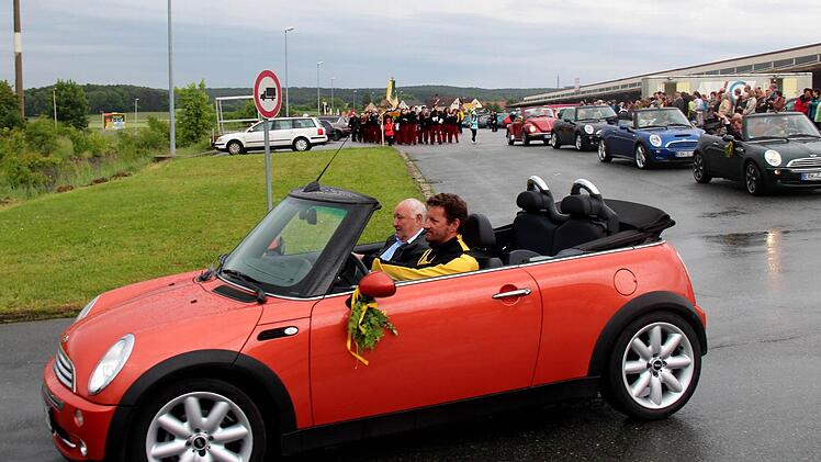 An vorderster Front fuhren die Minis mit den Ehrengästen, hier Fridolin Hagen - Urgestein des SCA