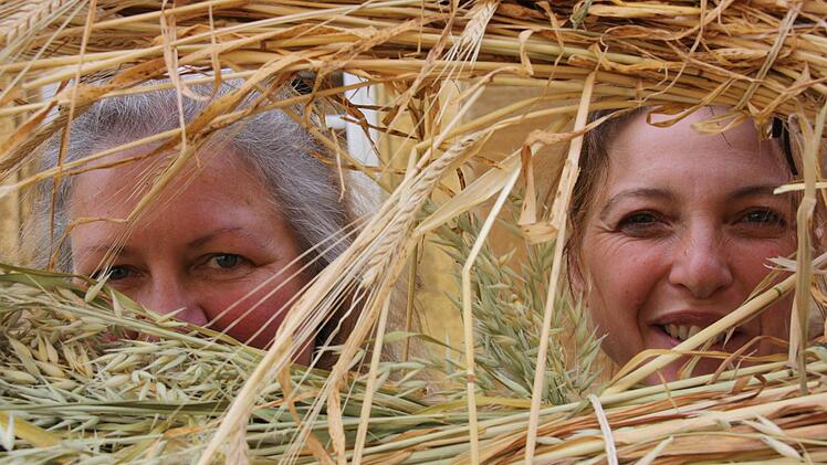 Zwei, die der Hafer sticht - oder der Dinkel? Die Erlebnisbäuerinnen Doris und Jutta haben nicht nur beim Getreide den Über- und Durchblick.