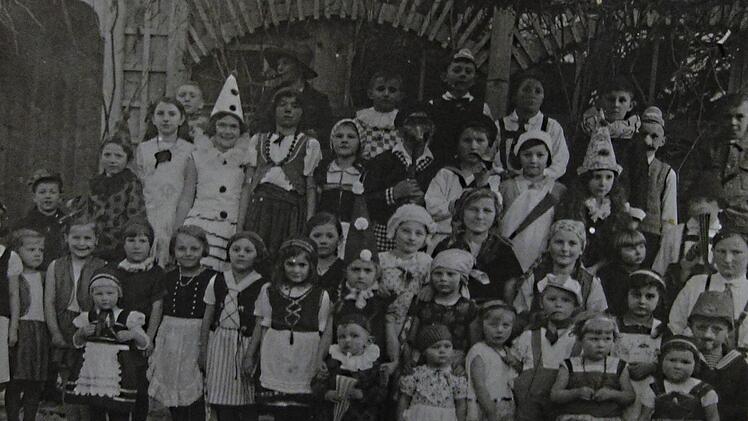 Kinderfasching um 1950.