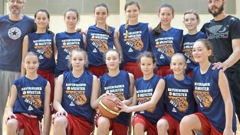 Die U13-Basketballerinnen der DJK Don Bosco Bamberg lie&szlig;en bei der "Bayerischen" in M&uuml;nchen nichts anbrennen, hinten v.&nbsp;l.: Trainer J&uuml;rgen Kapp, Teresa Schwital, Nina K&uuml;hhorn, Ronja Richter, Hanna Bogend&ouml;rfer, Anna-Louisa Riedel, Nadja Greubel, Trainer J&uuml;rgen Hummel; vorn v.&nbsp;l.: Nora Hummel, Franziska Ru&szlig;, Marie Kapp, Stella H&ouml;gen, Eva Dorsch, Helena Baumann Foto: privat