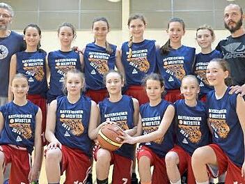 Die U13-Basketballerinnen der DJK Don Bosco Bamberg lie&szlig;en bei der "Bayerischen" in M&uuml;nchen nichts anbrennen, hinten v.&nbsp;l.: Trainer J&uuml;rgen Kapp, Teresa Schwital, Nina K&uuml;hhorn, Ronja Richter, Hanna Bogend&ouml;rfer, Anna-Louisa Riedel, Nadja Greubel, Trainer J&uuml;rgen Hummel; vorn v.&nbsp;l.: Nora Hummel, Franziska Ru&szlig;, Marie Kapp, Stella H&ouml;gen, Eva Dorsch, Helena Baumann Foto: privat