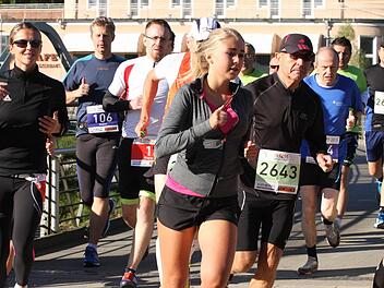 Sieg mit Sonnenbrille: Theresa Metz aus Burkardroth (links) blieb bei ihrem Marathon-Debüt gleich unter vier Stunden und wurde anschließend sogar zur Bad Kissinger Stadtmeisterin gekürt. Fotos: Reinhold Nürnberger