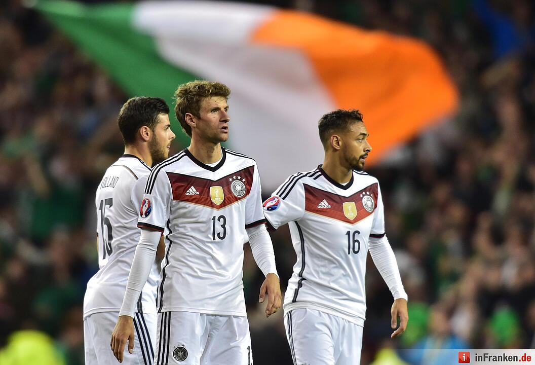 Die Deutschen Spieler Kevin Volland (l-r), Thomas Müller und Karim Bellarabi nach Spielende.