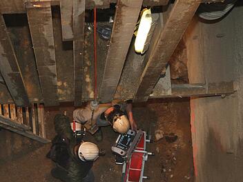 Ungefähr in einer Tiefe von zwölf Metern führen die Experten von der Firma BST Mannsfeld Bohrungen durch. Denn in den dreißiger Jahren wurde der Schacht schon einmal verfüllt, weil er eingebrochen war. Doch dem heutigen Stand der Technik entspricht diese Verfüllung nicht mehr. Foto: Sonja Adam