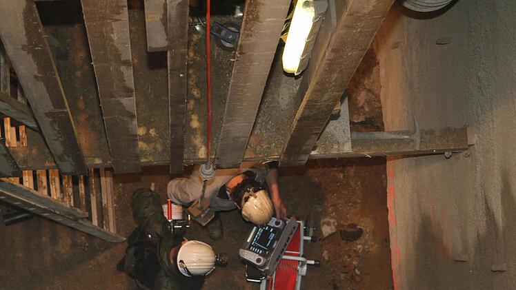 Ungefähr in einer Tiefe von zwölf Metern führen die Experten von der Firma BST Mannsfeld Bohrungen durch. Denn in den dreißiger Jahren wurde der Schacht schon einmal verfüllt, weil er eingebrochen war. Doch dem heutigen Stand der Technik entspricht diese Verfüllung nicht mehr. Foto: Sonja Adam