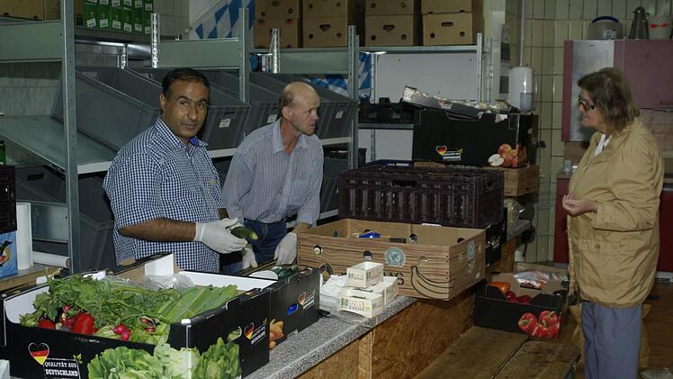 Mahmud und Winfried (von links) sortieren die Lebensmittelspenden, die vor der Weitergabe gesichtet, geprüft und verpackt werden.  Foto: Winfried Ehling