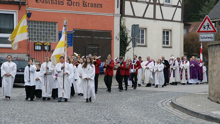 In einem feierlichen Zug liefen Pfarrer und Pfarrvikar mit zahlreichen Amtsbrüdern vom Pfarrhof zur Stadtpfarrkirche St. Michael und Johannes der Täufer in Eltmann, wo sie gemeinsam den Festgottesdienst zur Pfarreinführung zelebrierten.  Fotos: Sabine Weinbeer