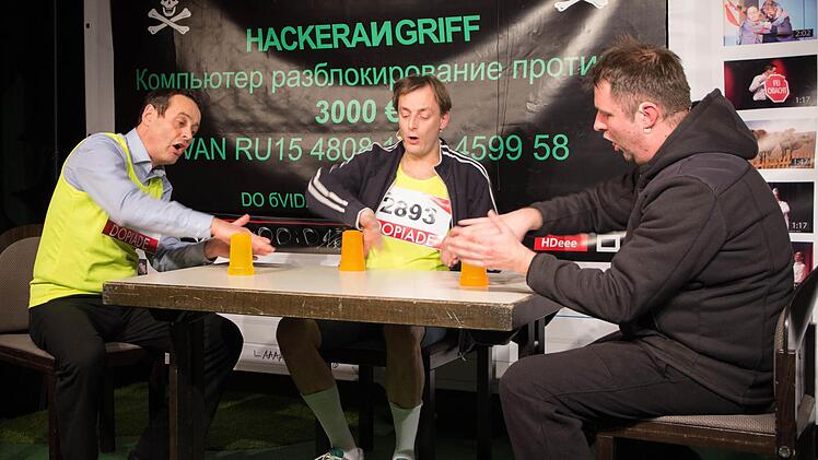 Georg Koeniger, Florian Hoffmann und Michael A. Tomis, (von links) vom "Totalen Bamberger Cabaret" zeigten sich bei der Vorpremiere ihres neuesten Programms "Aller Unfug ist schwer" in Haßfurt ideenreich, witzig, niveauvoll und schlagfertig.