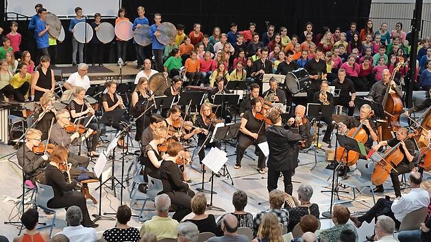 Musiker und S&auml;nger machten die musikalische Auff&uuml;hrung unter der Leitung des Dirigenten Oliver Kunkel zu einem besonderen Erlebnis in der Tuchangerhalle.  Foto: Ronald Rinklef