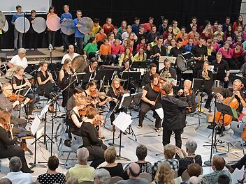 Musiker und Sänger machten die musikalische Aufführung unter der Leitung des Dirigenten Oliver Kunkel zu einem besonderen Erlebnis in der Tuchangerhalle.  Foto: Ronald Rinklef