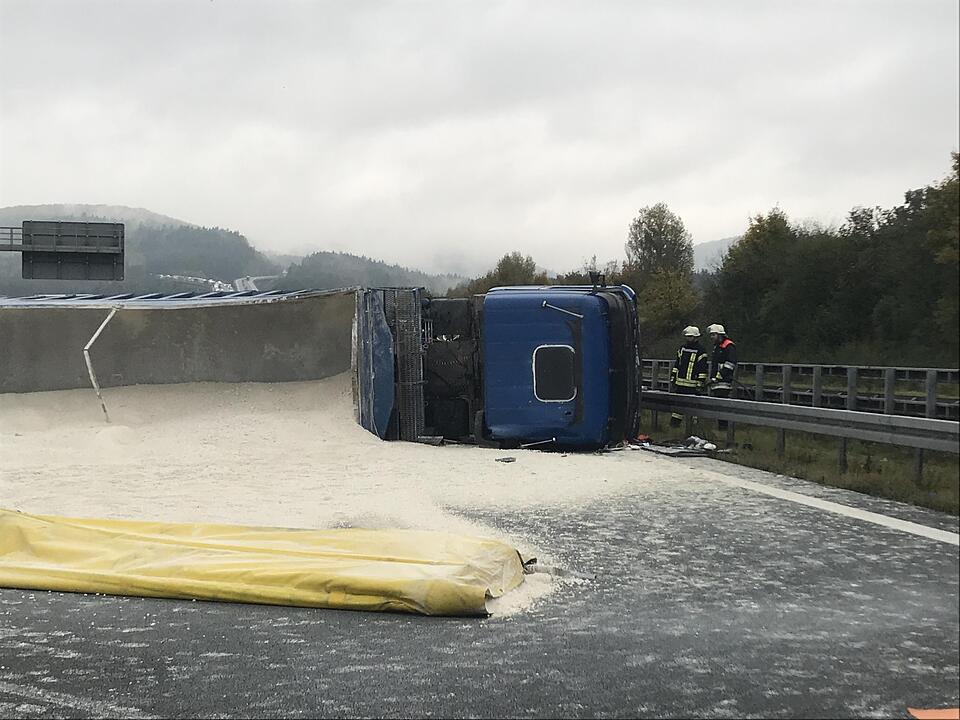 Nürnberger Land: Vollsperrung der A9 - Lkw-Ladung quer über die Fahrbahn verteilt