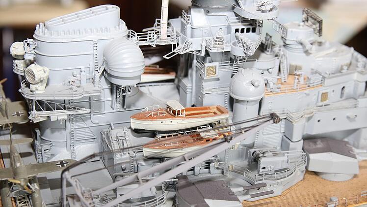 Nur millimeter- beziehungsweise zentimetergroß sind die Bauteile der Modell-"Bismarck", aber alles ist am richtigen Platz. Foto: Wolfgang Desombre