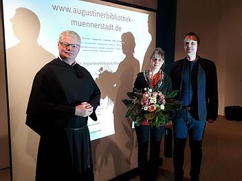 Provinzial Pater Alfons Tony OSA  (links) betonte in seinen Abschiedsworten nach dem Vortrag über den Komponisten Georg Joachim Joseph Hahn nochmals, dass sich  Carolin Oser-Grothe und  Martin Jira große Verdienste erworben haben. Foto: Hartmut Hessel