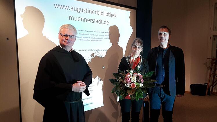 Provinzial Pater Alfons Tony OSA  (links) betonte in seinen Abschiedsworten nach dem Vortrag über den Komponisten Georg Joachim Joseph Hahn nochmals, dass sich  Carolin Oser-Grothe und  Martin Jira große Verdienste erworben haben. Foto: Hartmut Hessel
