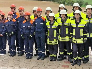 Die Nachwuchskräfte und die Feuerwehrleute, die Leistungsprüfungen ablegten, eingerahmt von den Funktionären  Foto: Paul Pöhlmann