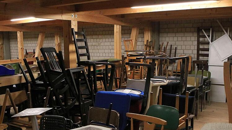 Wiederverwendbar: Stühle in vielen Varianten gibt es im Möbellager.Foto: Jochen Berger