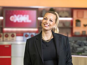 Zora Klipp, K&ouml;chin und Gastronomin aus Hamburg, war lange Mitglied in der Jury und z&auml;hlt seit 2023 zum Moderationsteam. Jetzt f&uuml;hrt sie durch die extralange Abend-Ausgabe des Wettkochens.