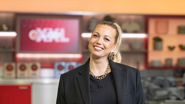 Zora Klipp, K&ouml;chin und Gastronomin aus Hamburg, war lange Mitglied in der Jury und z&auml;hlt seit 2023 zum Moderationsteam. Jetzt f&uuml;hrt sie durch die extralange Abend-Ausgabe des Wettkochens.