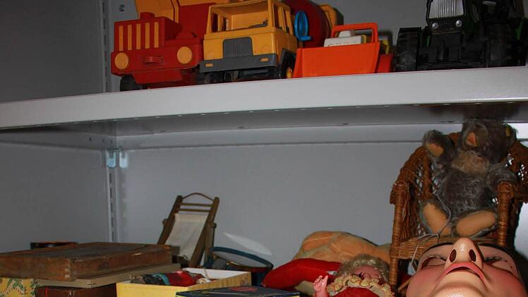 Einer der Schränke im Depot des Heimatmuseums. Ganz unten sind die ältesten Spielzeuge aus den Kriegsjahren untergebracht.