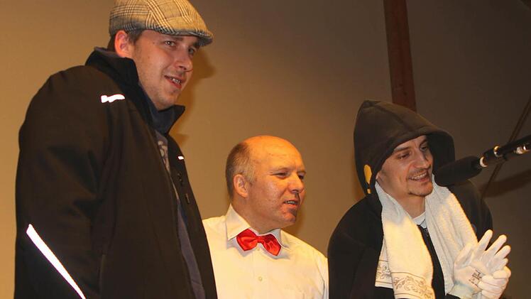 : Im Ring oder auf dem Tisch beim "Armdrücken" der "Neubrunner Bär" Robert Nagy, Schiedsrichter Herbert Rumpel und das "Kirchlauterer Grischberla" Ronny Pfeiffer (von links). Foto: Günther Geiling