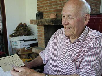 Mit einer Postkarte "freigesprochen": Den Bescheid der Eberner Spruchkammer vom 13. März 1947 für seine Mutter Anna Feulner hat Altbürgermeister Rolf Feulner in seinen Unterlagen noch gefunden.   Foto: Ralf Kestel