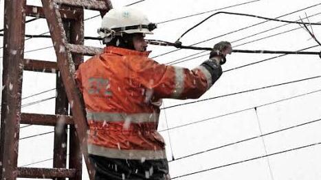 Auch die 15 000 Volt führende Oberleitung wurde beschädigt.