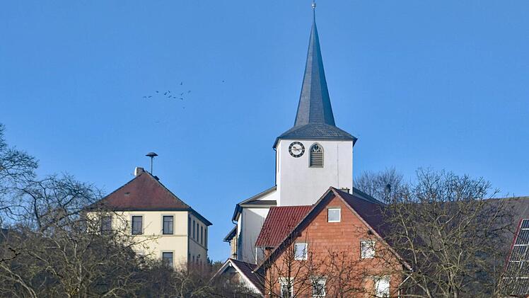Da es für die alte Schule in Greßhausen (links im Bild) derzeit keine Mittel aus der Dorferneuerung gibt, wurde dieses Projekt von der Gemeinde Gädheim erst einmal auf Eis gelegt. Fotos: Ulrike Langer