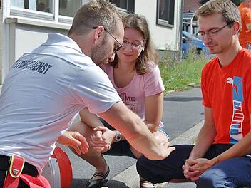 Einzelunterricht: Rotkreuz-Dozent Christian Bauer beantwortet zwei Albertshäusern deren Fragen zur Handhabung des Externen Automatisierten Defibrilators (AED). Foto: Sigismund von Dobschütz