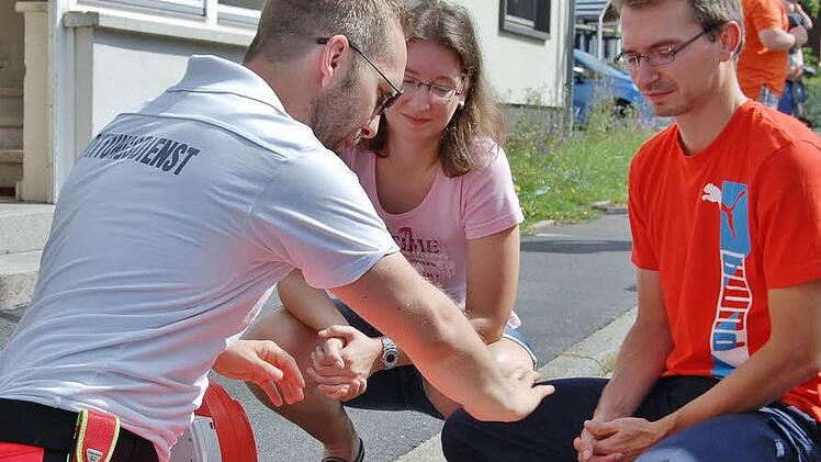 Einzelunterricht: Rotkreuz-Dozent Christian Bauer beantwortet zwei Albertshäusern deren Fragen zur Handhabung des Externen Automatisierten Defibrilators (AED). Foto: Sigismund von Dobschütz