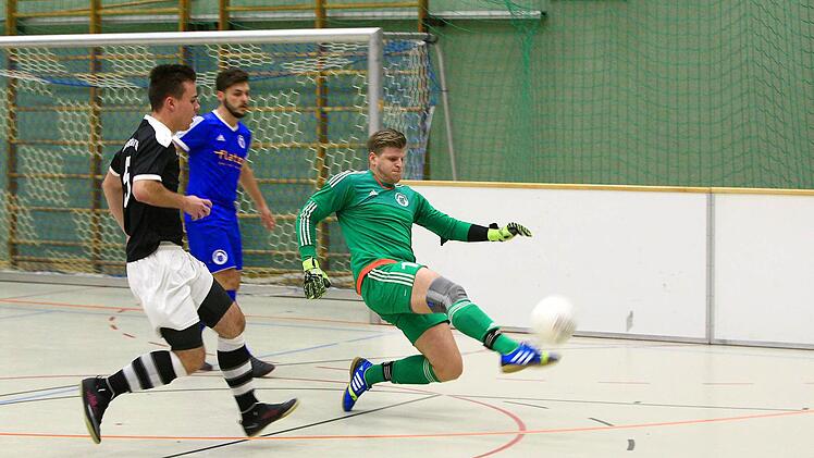 ATS-Torwart Patrick Pohl klärt vor dem Katschenreuther Jim Knopf (schwarzes Trikot). Foto: Monika Limmer