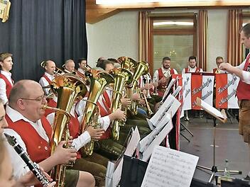 Die Kasendorfer Musikanten probten schon in neuer Tracht.  Foto: privat