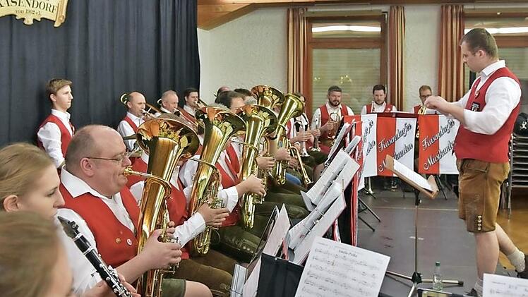 Die Kasendorfer Musikanten probten schon in neuer Tracht.  Foto: privat