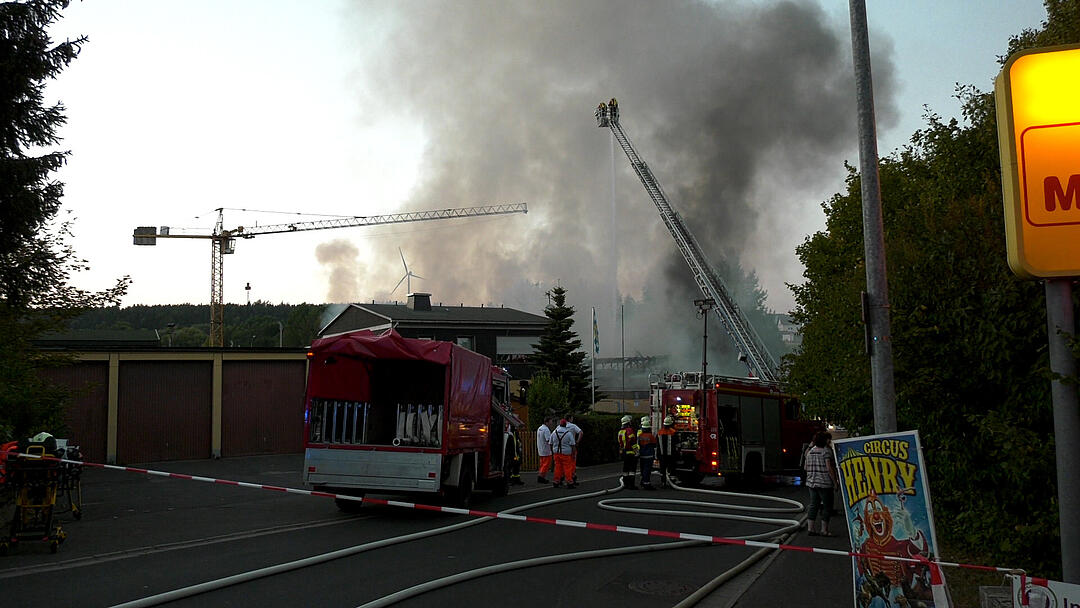 Lagerhalle in Wunsiedel komplett abgebrannt - Schaden enorm, Einsturzgefahr