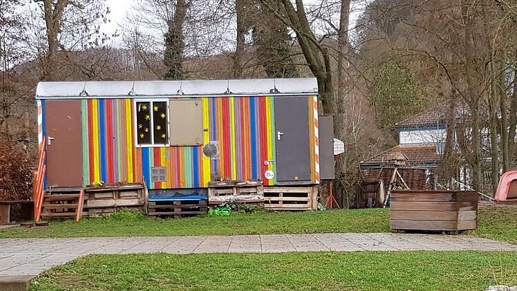Im buten Bauwagen residieren die Naturkäfer in Zeil am Söhrlein.Brigitte Krause