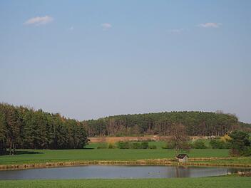 Bei der Geocachingtour in Aisch kann man auf einer Bank, die ganz in der Nähe einer Cache-Behausung ist, diesen Blick auf den Aischgrund genießen. Ziel der neuen Freizeitaktivität ist eben genau das: rauskommen, sich bewegen und die Natur genießen. Fotos: Theresa Schiffl