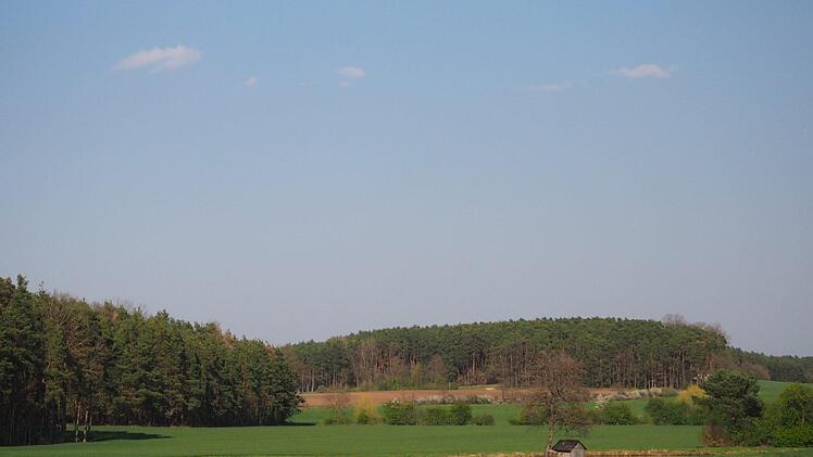Bei der Geocachingtour in Aisch kann man auf einer Bank, die ganz in der Nähe einer Cache-Behausung ist, diesen Blick auf den Aischgrund genießen. Ziel der neuen Freizeitaktivität ist eben genau das: rauskommen, sich bewegen und die Natur genießen. Fotos: Theresa Schiffl
