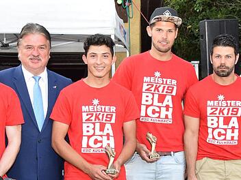 Siebtes Triple-S des Blaicher SC Kulmbach (von links): Dominik Baderschneider, Bastian Wehrfritz, Landrat Klaus Peter S&ouml;llner, G&uuml;rhan Kazar, David Sedlacek, BSC-Trainer Alexander Stamm, Ralf Hartnack sowie Vorsitzender G&uuml;nter Braunersreuther. Bastian Wehrfritz erhielt einen Preis als Torh&uuml;ter mit den wenigsten Gegentoren der Liga, David Sedlacek war erfolgreichster Torsch&uuml;tze der zweiten Blaicher Mannschaft, G&uuml;rhan Kazar war bester Torsch&uuml;tze der ersten Blaicher Mannschaft. Foto: Nicolas Drack