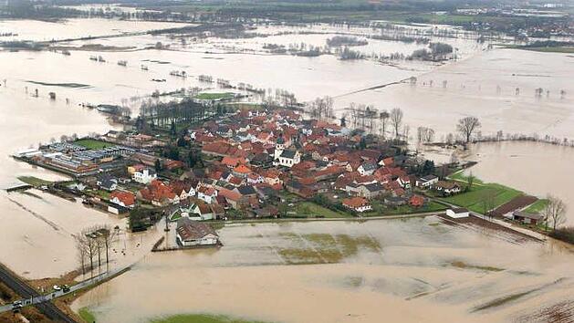 Jahrhunderthochwasser alle paar Jahre? Die B&uuml;rger von Augsfeld etwa m&uuml;ssen sich darauf einstellen, dass sie in Zukunft &ouml;fter von der Au&szlig;enwelt abgeschnitten sind wie beim Hochwasser Anfang 2003. Foto: Archiv