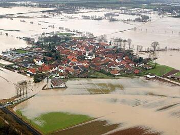 Jahrhunderthochwasser alle paar Jahre? Die Bürger von Augsfeld etwa müssen sich darauf einstellen, dass sie in Zukunft öfter von der Außenwelt abgeschnitten sind wie beim Hochwasser Anfang 2003. Foto: Archiv