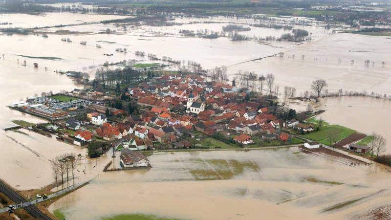 Jahrhunderthochwasser alle paar Jahre? Die Bürger von Augsfeld etwa müssen sich darauf einstellen, dass sie in Zukunft öfter von der Außenwelt abgeschnitten sind wie beim Hochwasser Anfang 2003. Foto: Archiv